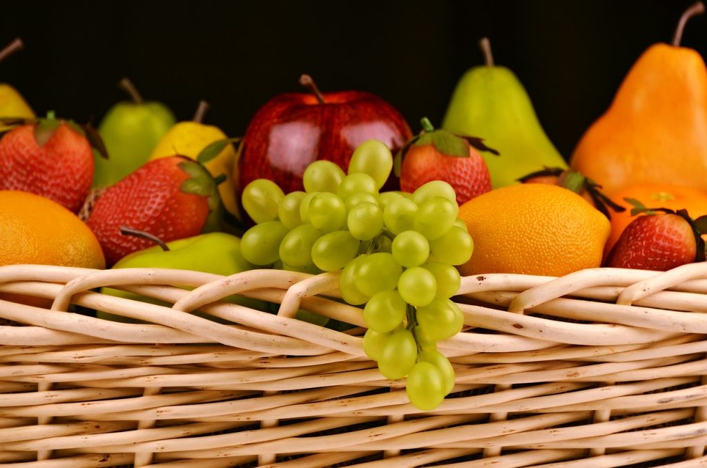 新鮮なフルーツがバスケットに入った画像